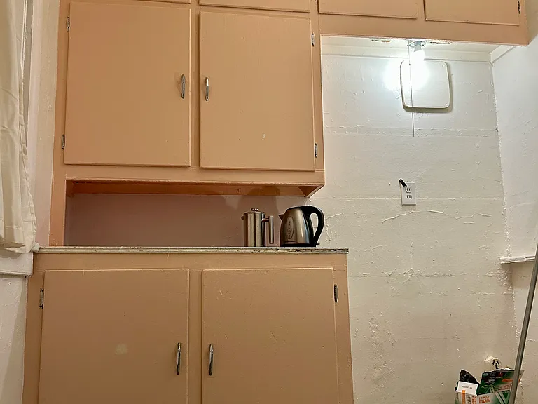 Ample kitchen storage, you will want to invest in a step ladder.