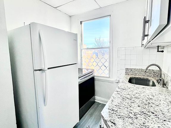 4th image of 184 Norman Ave APT 3L