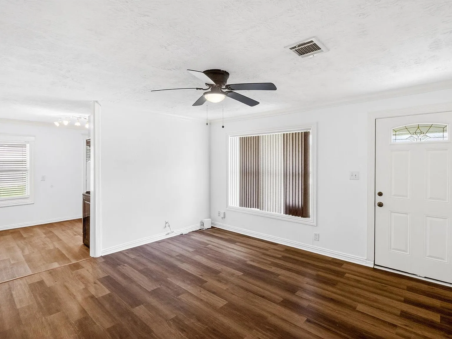 3 bed, 1.0 bath, 1080 sqft, $1,500 — Photo 3