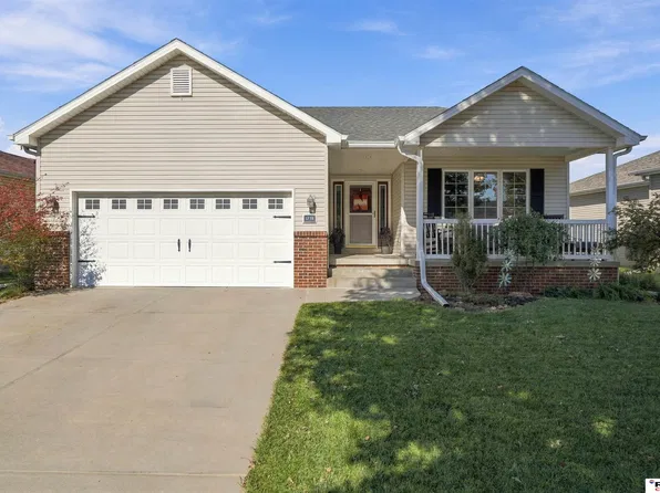 1738 Blackhawk Dr, Lincoln, NE 68521
