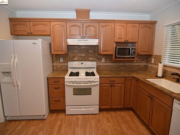 5th image of 166 Yosemite Dr