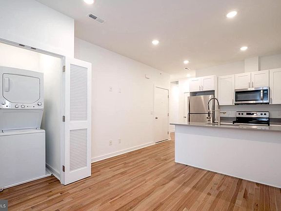 3rd image of 725 N 39th St #3