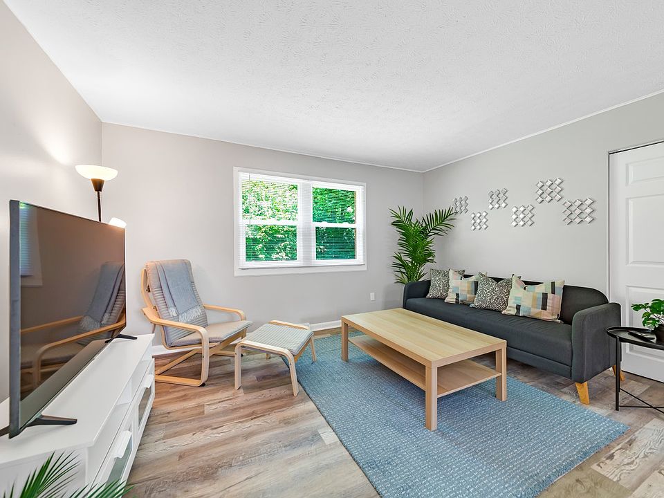 Living room (furniture does not come with the apartment)