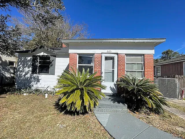 665 Chestnut Dr — Photo 3
