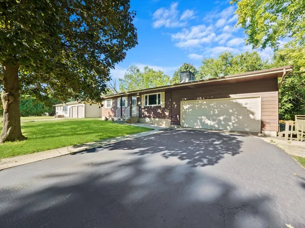 1961 Hilltop Ct, Woodstock, IL 60098