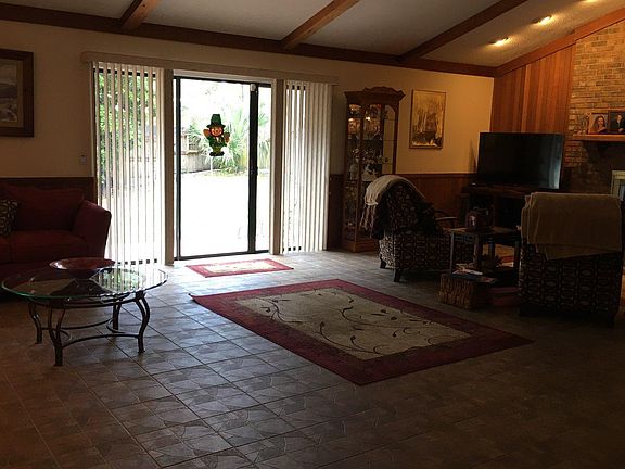 3rd image of 755 NW Clubview Cir