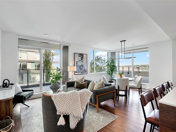 4th image of 369 Tyee Rd #201