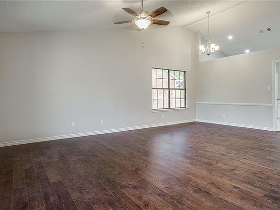 5th image of 2904 Windsor Dr