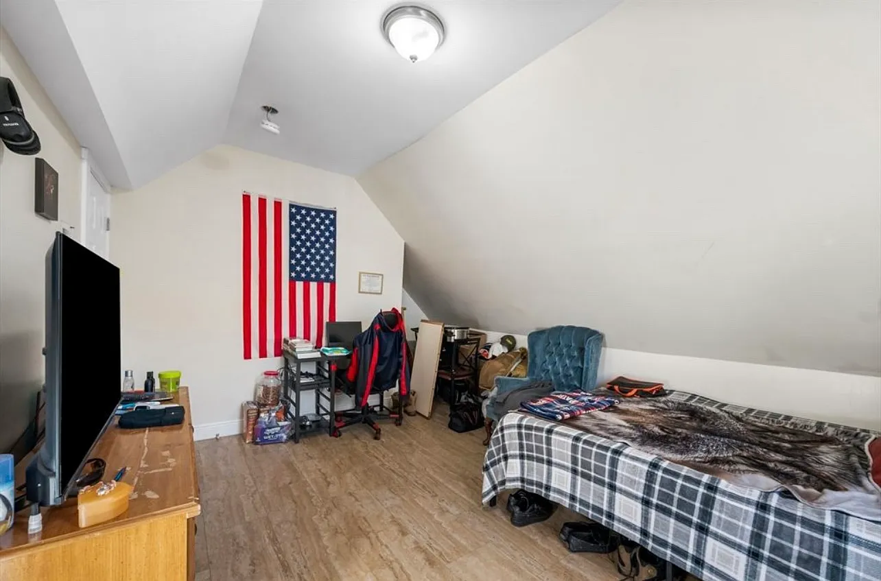 3 bed, 1200 sqft, $2,100 — Photo 4