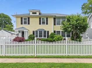 213 Castle Ave, Westbury, NY 11590