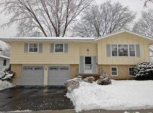 29 Avon Rd, Elk Grove Village, IL 60007