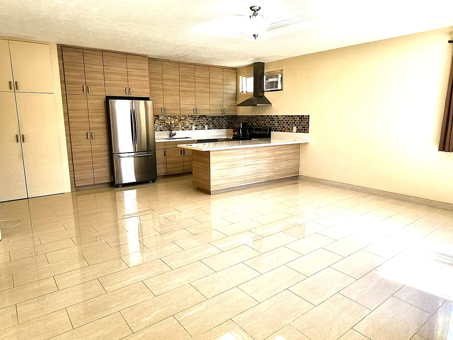 Studio, 650 sqft, $2,500 — Photo 4