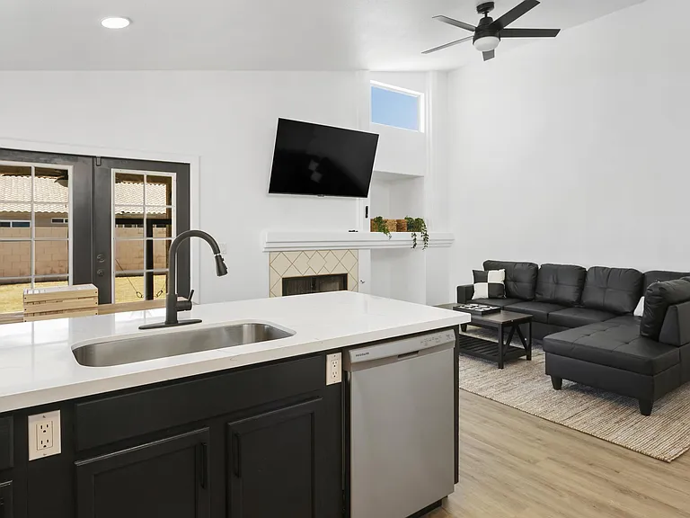 10319 W Luke Ave — Photo 8
