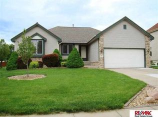 410 Fleetwood Dr, Papillion, NE 68133
