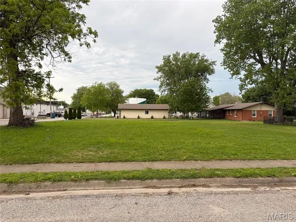 9 N 2nd St, New Baden, IL 62265
