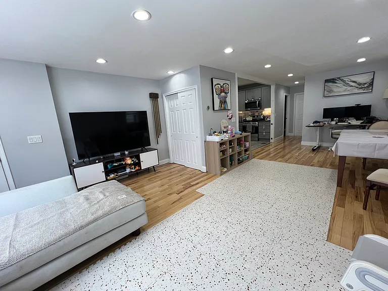 125 W 22nd St #1 — Photo 6