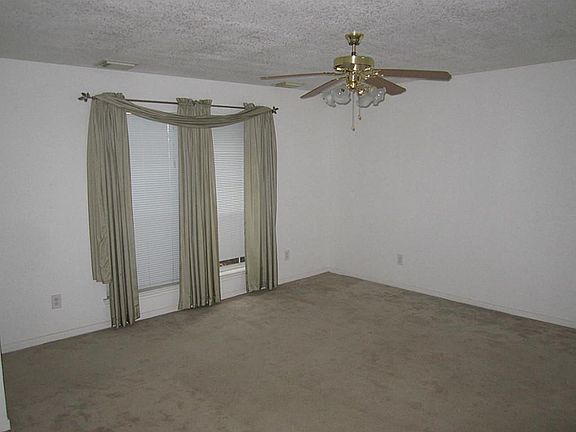 4th image of 204 Green Isle Ave