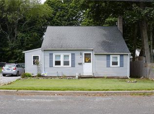 18 Pine St, Waterford, CT 06385