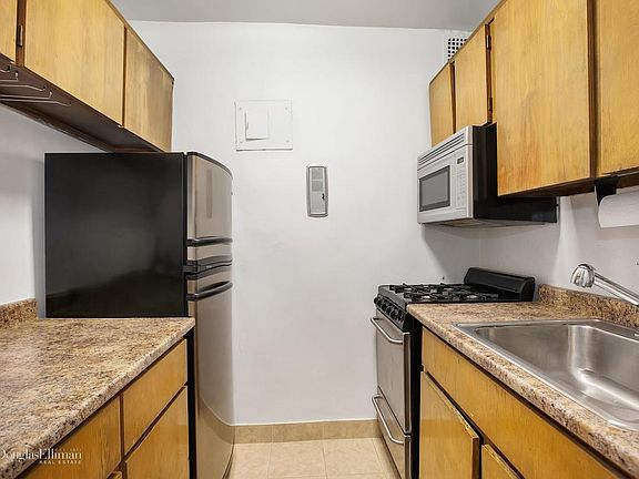 3rd image of 225 E 36th St APT 4K