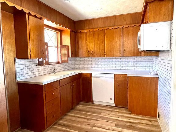 2nd image of 901 Lois St APT 2