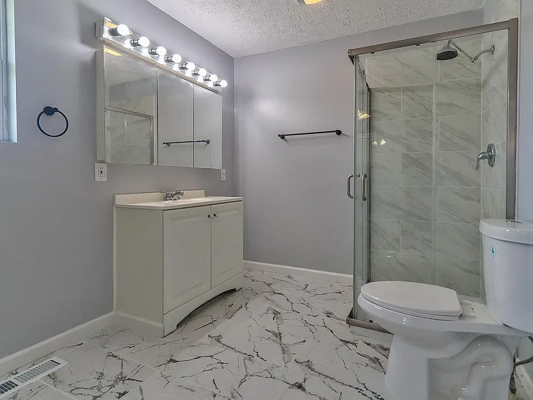 215 E Sycamore St — Photo 11