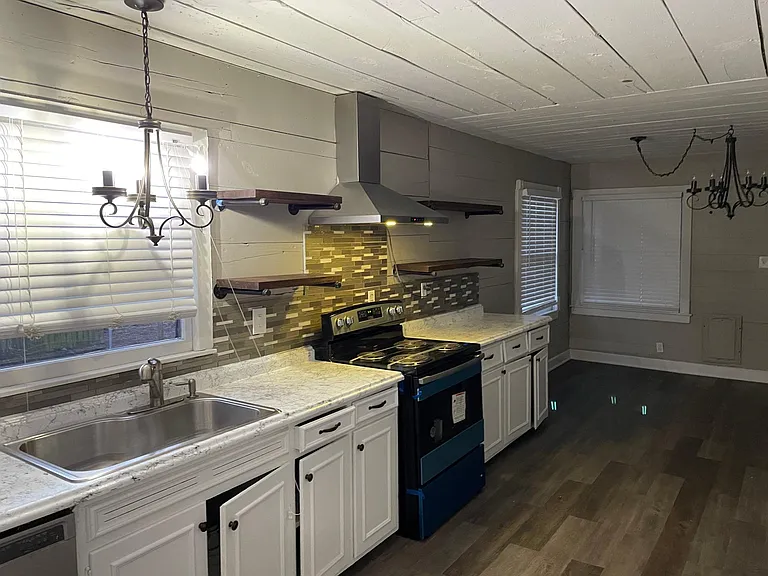 704 Williams Ave — Photo 5