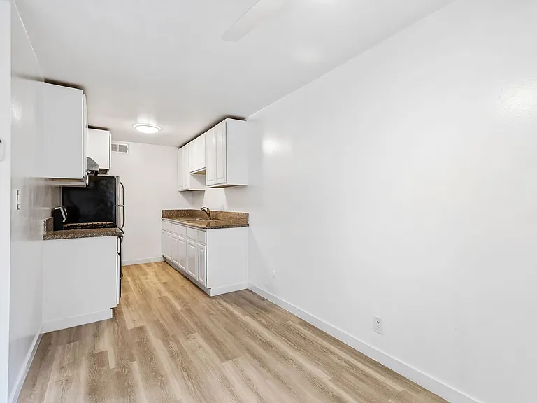 Tarzana Court Apartments — Photo 11