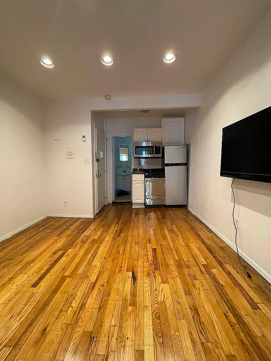 451 West 46th Street — Photo 2