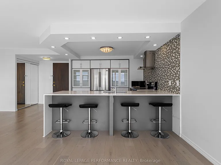 2760 Carousel Cres #1606 — Photo 13