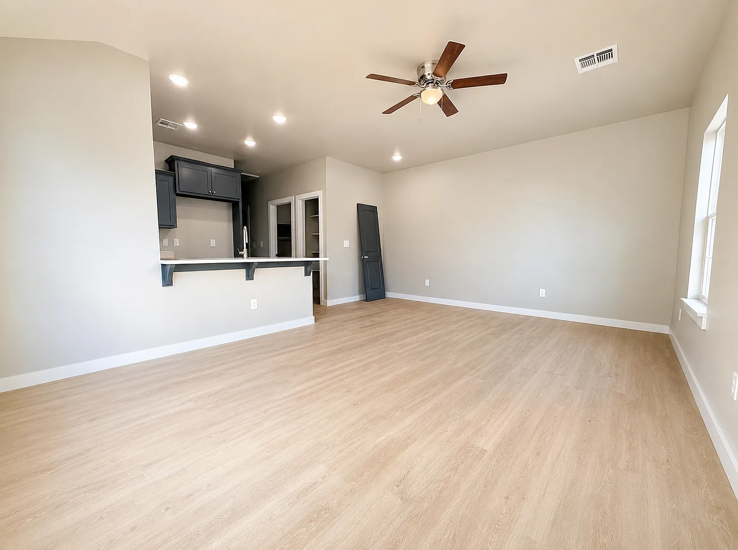 3 bed, 1150 sqft, $1,350 — Photo 3