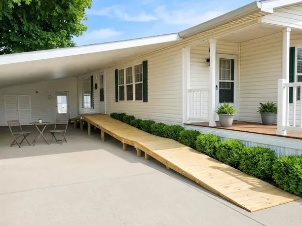 6036 Chestnut Trl, White Lake, MI 48383