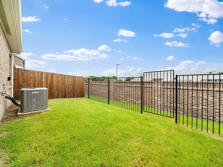 233 Berthe Ct — Photo 4