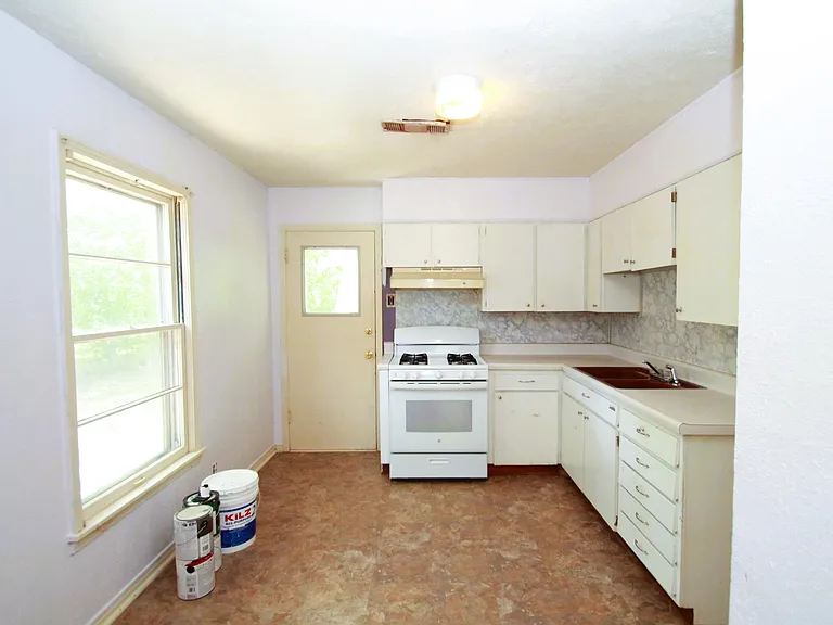 808 Emery St — Photo 11