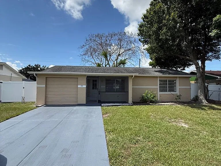 204 La Paz Dr — Photo 1