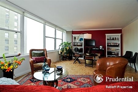 2nd image of 129 E Bellevue Pl APT 1602