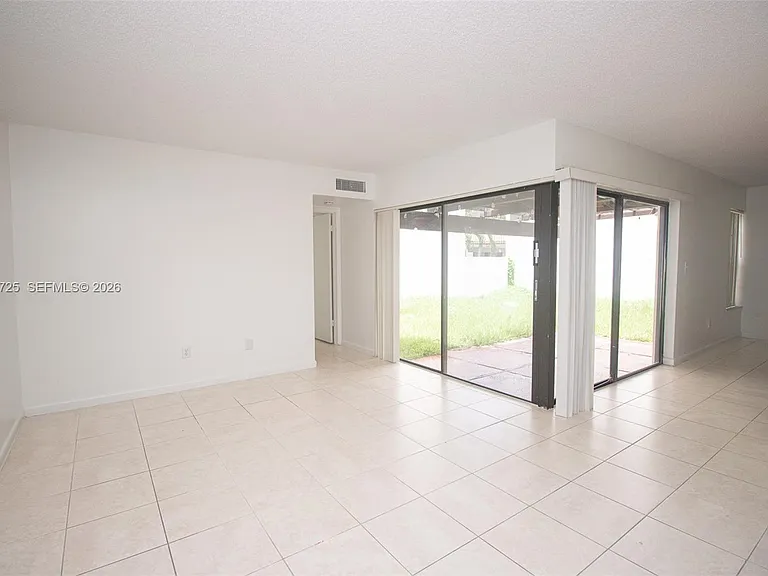 10085 NW 6th Ter — Photo 6