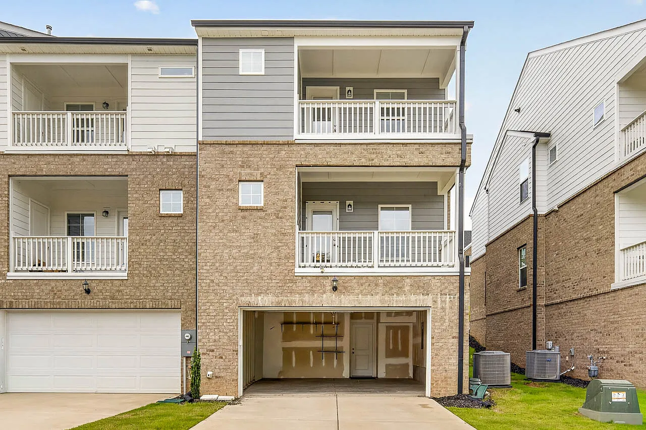 3 bed, 3.5 bath, 2337 sqft, $2,350 — Photo 3