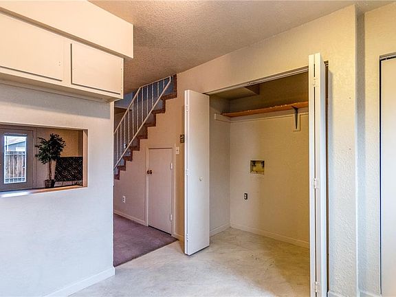 5th image of 4033 Cambridge Dr