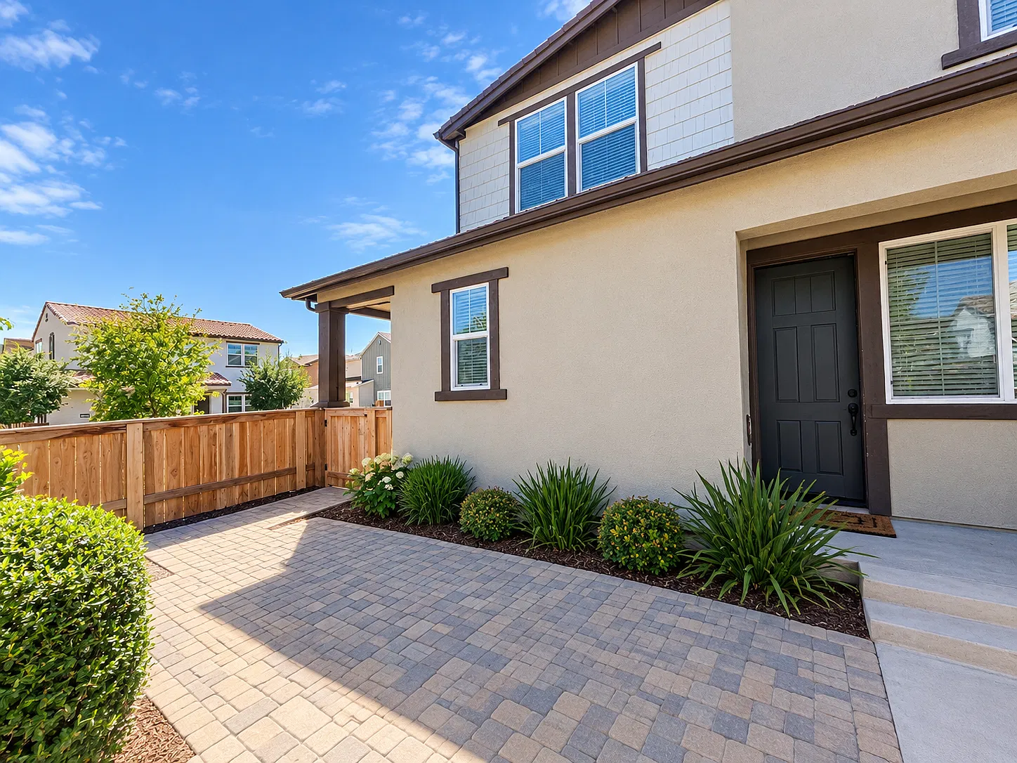 3 bed, 2.5 bath, 1704 sqft, $4,300 — Photo 2
