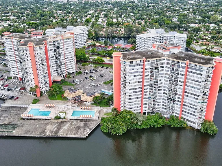 1351 NE Miami Gardens Dr #1723E — Photo 2