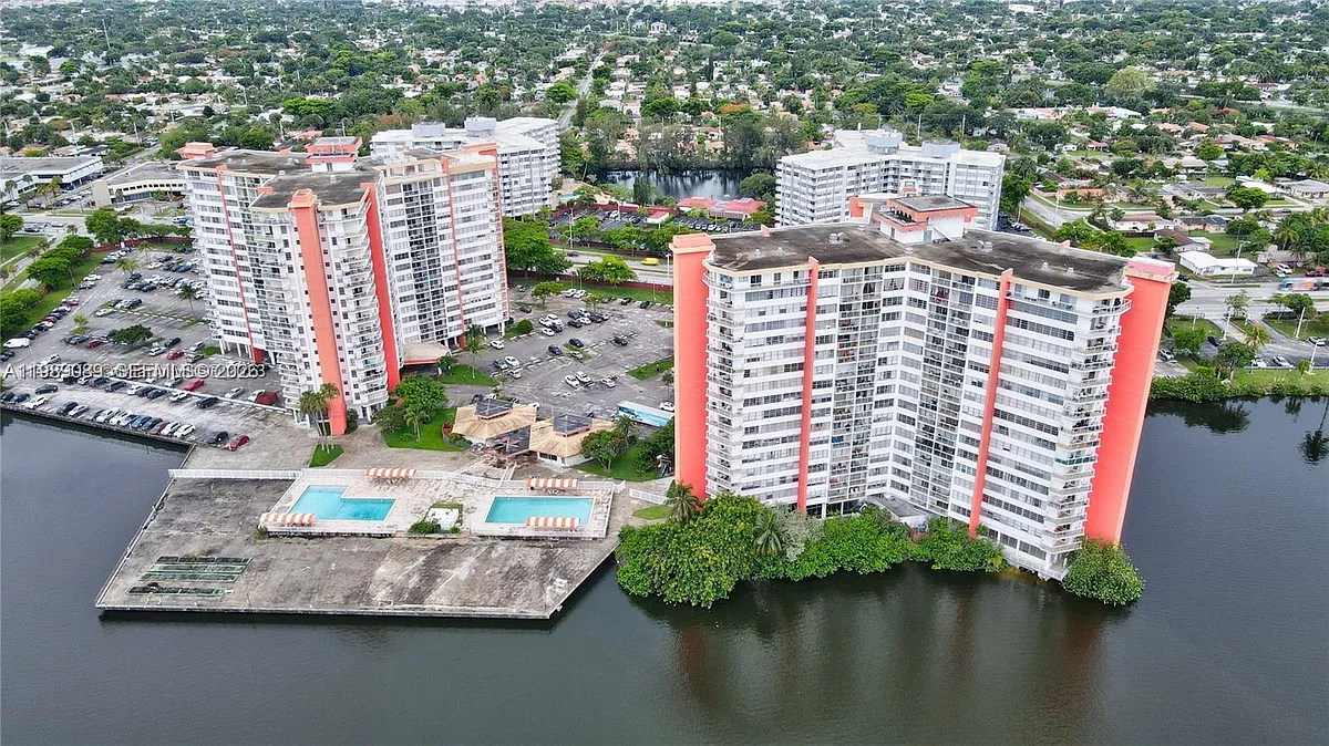 Building Photo - 1351 NE Miami Gardens Dr #1723E