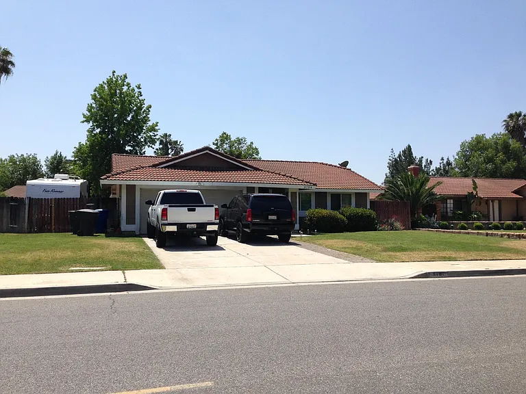 9784 Bolton Ave — Photo 36