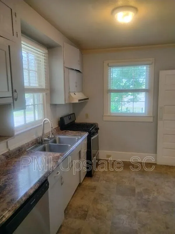 3 bed, 2.0 bath, 2000 sqft, $1,275 — Photo 3