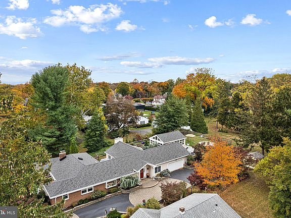 3rd image of 315 Hutchinson Ave