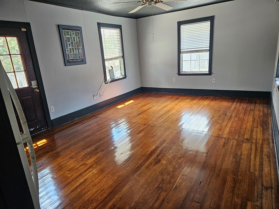 MAIN LIVING ROOM 
DOOR LEADS TO BACK DECK
