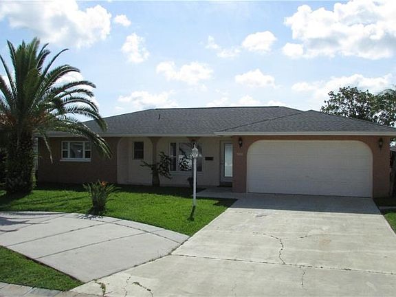 Great Curb Appeal - Circle Driveway!