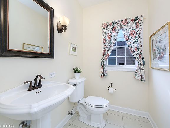 4th image of 1529 Robinhood Ln