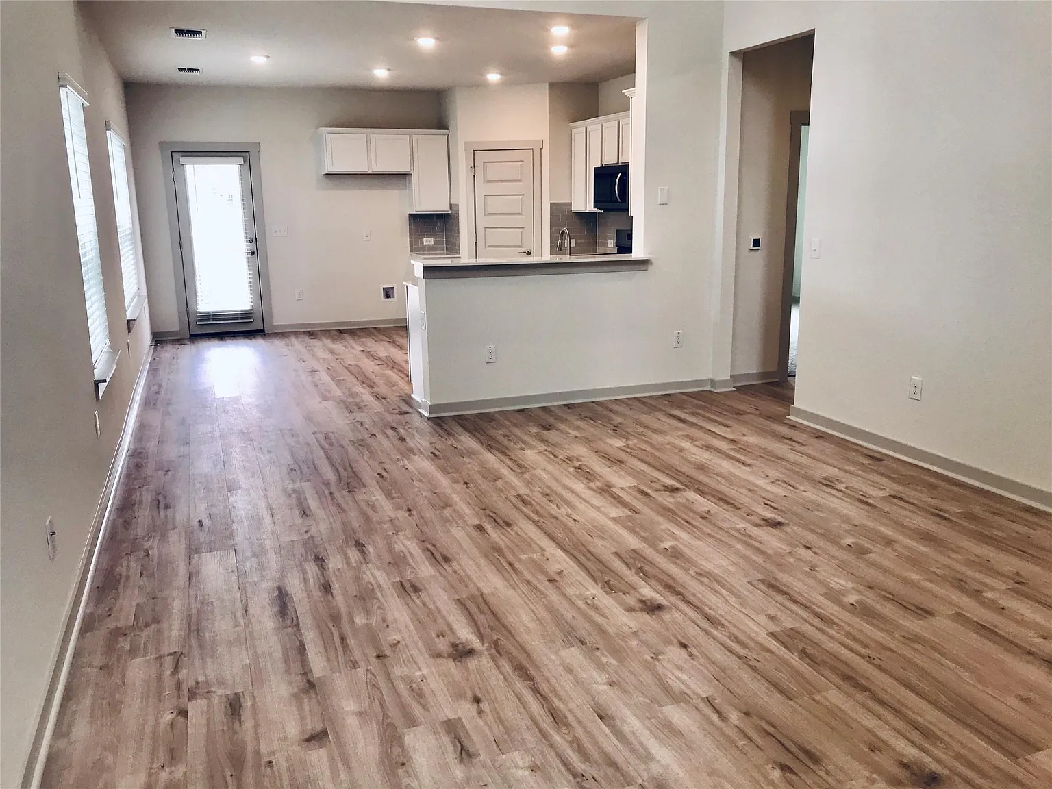 3 bed, 2.5 bath, 1813 sqft, $2,350 — Photo 3