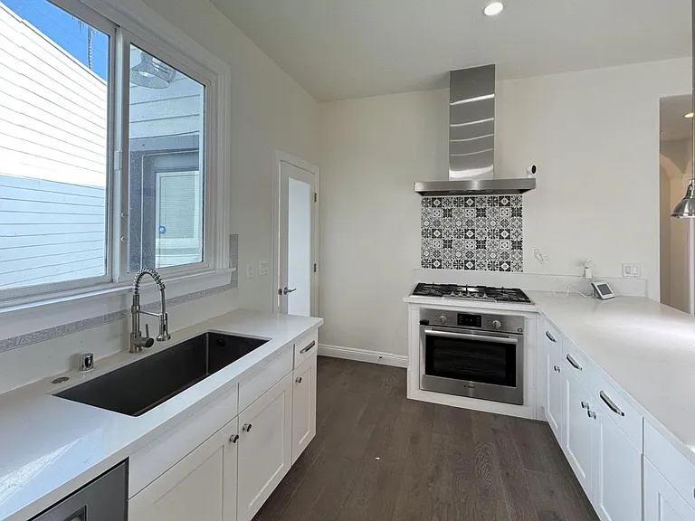1043 S Plymouth Blvd — Photo 7