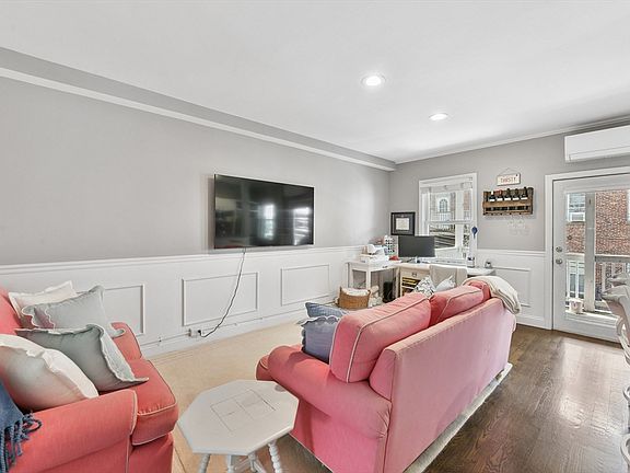2nd image of 253 Gold St #2